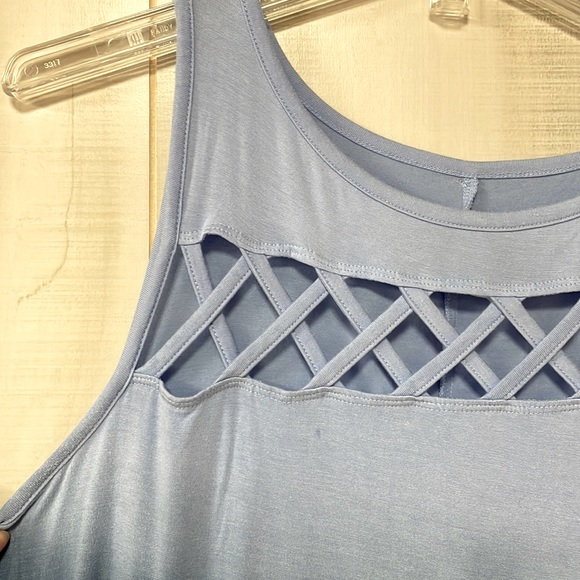 Livi Blue Ombré Sleeveless Top With Criss Cross Cutout Sz 10/12 Tunic - Picture 2 of 6